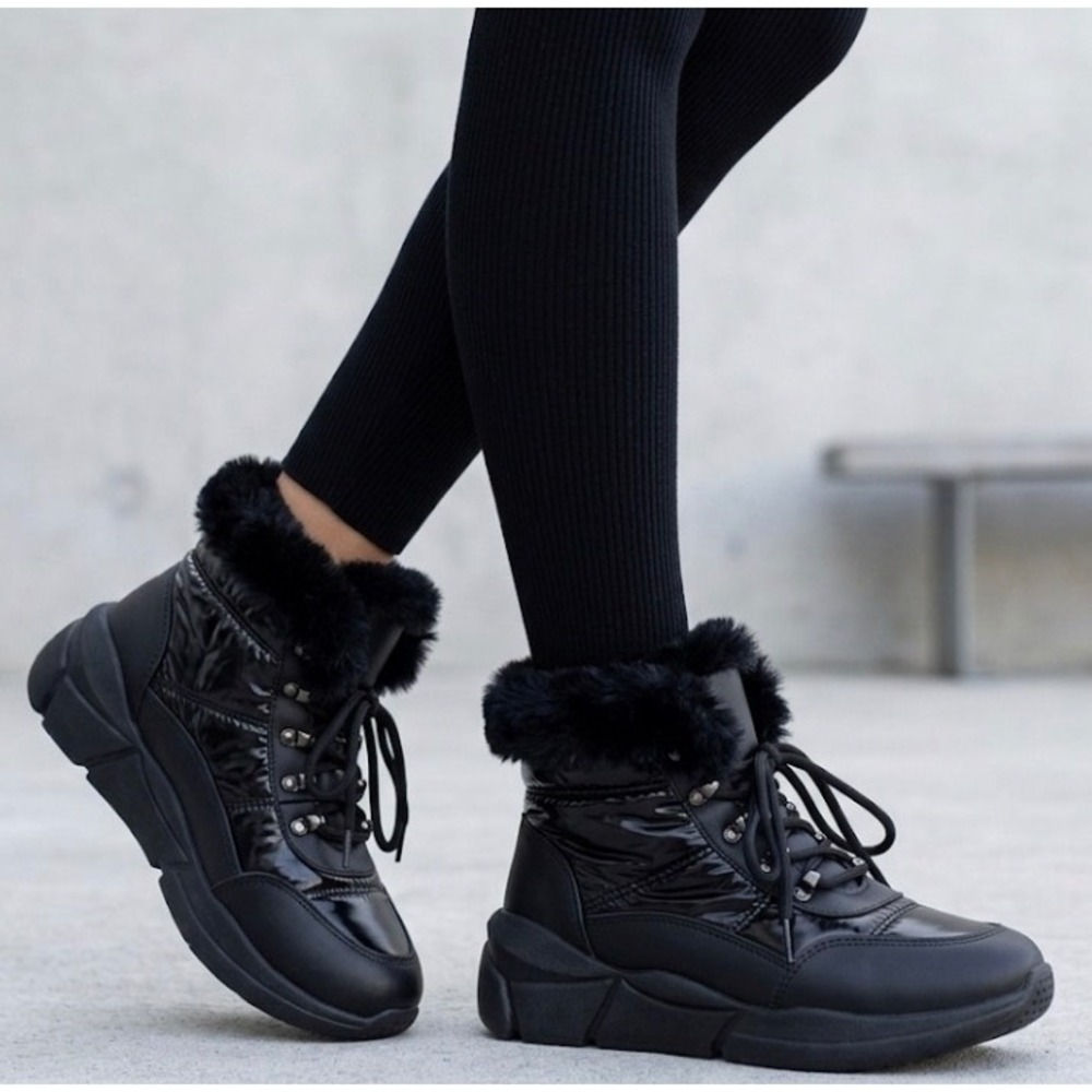 Wanted Stardust Black Faux Fur Trim Quilted Winter Sneaker Boots Size 9 NEW
